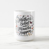 Mug La croyance d'une mère fait des miracles (Centre)