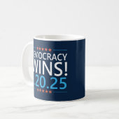 Mug La démocratie gagne Kamala Harris 1.20.25 (Devant gauche)