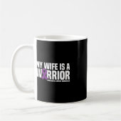 Mug La femme est un guerrier violet ruban cancer pancr (Gauche)
