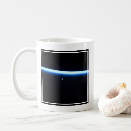Mug La fine ligne de l'atmosphère terrestre et une lun (Avec donut)