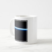 Mug La fine ligne de l'atmosphère terrestre et une lun (Devant gauche)