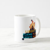 Mug La flamme de la liberté éclaire la nuit (Devant droit)