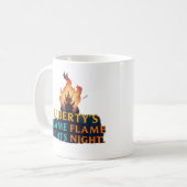 Mug La flamme de la liberté éclaire la nuit (Devant gauche)