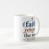 Mug La foi libère du besoin Écriture chrétienne (Devant droit)