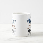 Mug La foi libère du besoin Écriture chrétienne (Centre)