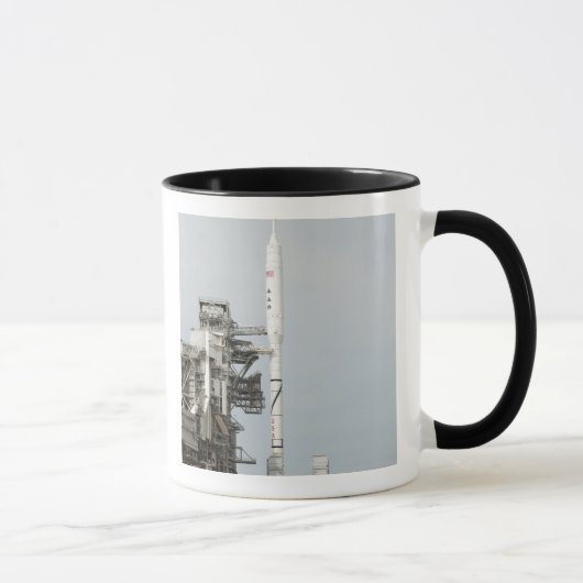 Mug La fusée Ares I-X est vue sur la rampe de lancemen (Droite)