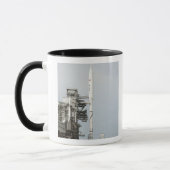 Mug La fusée Ares I-X est vue sur la rampe de lancemen (Gauche)