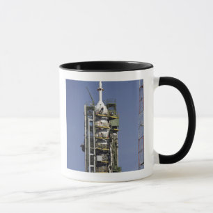 Mug La fusée de Soyuz est érigée en le place
