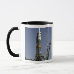 Mug La fusée de Soyuz est érigée en le place 2