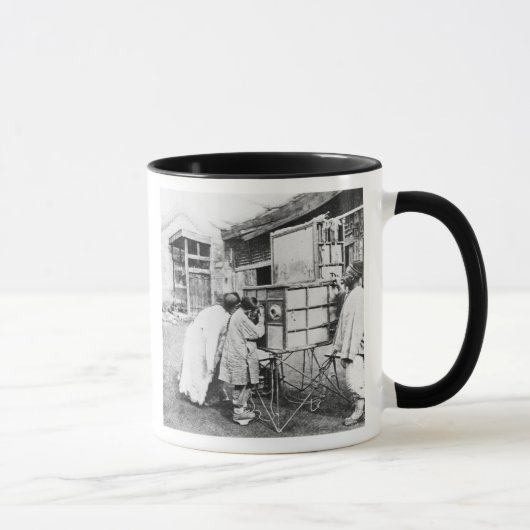 Mug La lanterne magique, c.1870 (photo de b/w) (Droite)