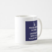 Mug La liberté est dans le péril le défendent avec (Devant droit)