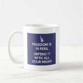 Mug La liberté est dans le péril le défendent avec (Gauche)