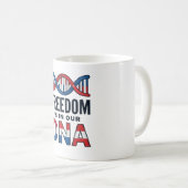 Mug La liberté est dans notre ADN conception de t-shir (Devant droit)