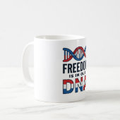 Mug La liberté est dans notre ADN conception de t-shir (Devant gauche)