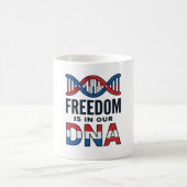 Mug La liberté est dans notre ADN conception de t-shir (Centre)