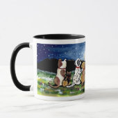 Mug La "lune poursuit" des amis de chien observant la (Gauche)