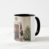 Mug La Maison Blanche de Noël de Donald & Melania Trum (Devant droit)