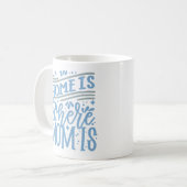 MUG LA MAISON EST LÀ OÙ EST MAMAN (Devant gauche)