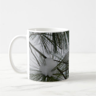 Mug La neige a couvert des aiguilles de pin