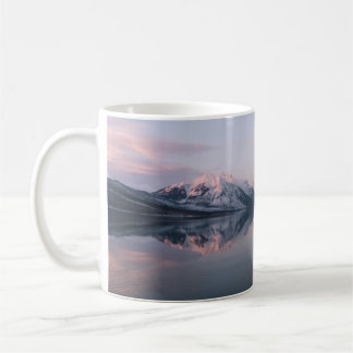 MUG LA NEIGE COUVERT LA MONTAGNE PRÈS DU LAC PENDANT L