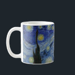 Mug La nuit étoilée de Van Gogh : Le tourbillon des rê<br><div class="desc">L'emblématique "Nuit étoilée" de Vincent van Gogh est une oeuvre fascinante qui capture la puissance expressive d'un ciel nocturne tourbillonnant. Des coups de pinceau gras et tourbillonnants créent une tapisserie vibrante de bleus, jaunes et blancs, représentant l'étendue céleste remplie d'étoiles scintillantes et d'une lune lumineuse de croissant. En contrebas, un...</div>
