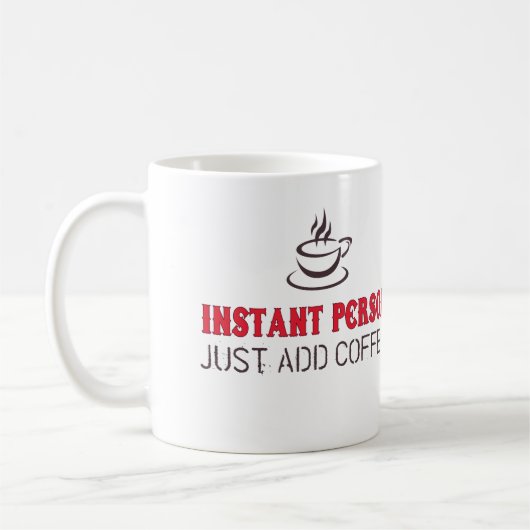 Mug La personne instantanée ajoutent juste le café (Gauche)