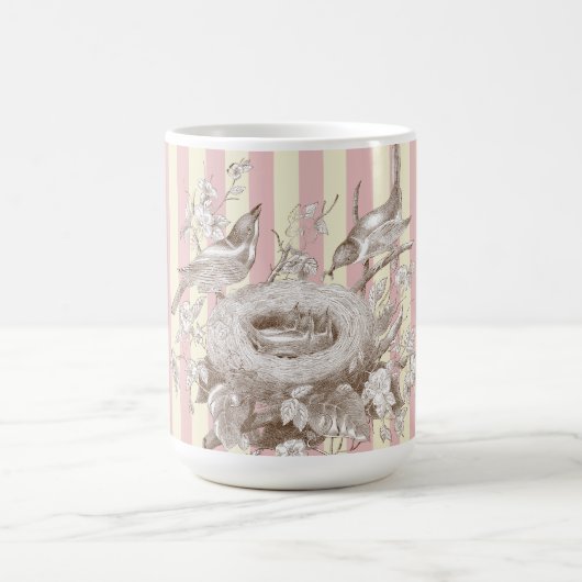 Mug La Petite Famille sur arrière - plan rose et crème (Centre)
