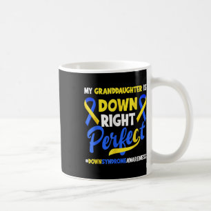 Mug La Petite-Fille Est En Bas Syndrome Parfait À Droi