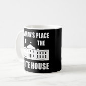 MUG "LA PLACE D'UNE FEMME EST DANS LA MAISON BLANCHE " (Devant gauche)