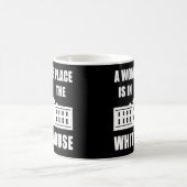 MUG "LA PLACE D'UNE FEMME EST DANS LA MAISON BLANCHE " (Centre)