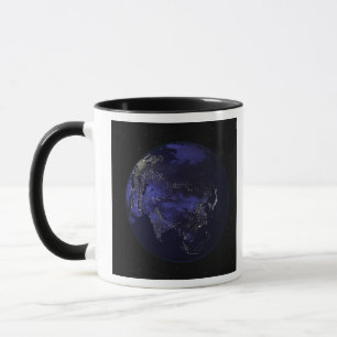 Mug La pleine terre la nuit montrant des lumières de