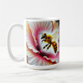 Mug La pollinisation d'une fleur d'Hibiscus en fleurs (Gauche)