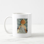 Mug La poupée malade restant dans le lit "obtiennent (Gauche)