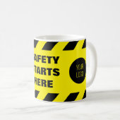 Mug La Sécurité Commence Ici Logo De Bande Noire Jaune (Devant droit)