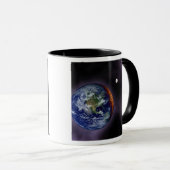 Mug La Terre montrée aux bords extérieurs (Devant droit)