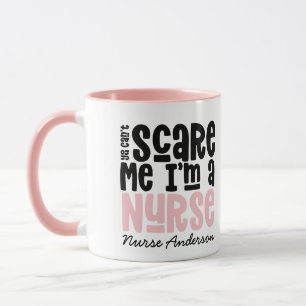 Mug La typographie d'une infirmière rose amusante gr