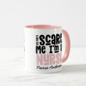 Mug La typographie d'une infirmière rose amusante grâc (Devant droit)