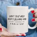 Mug La typographie moderne ne s'inquiète pas citer noi<br><div class="desc">La typographie moderne ne vous inquiétez pas de ne pas trébucher sur ce qui se cache derrière vous citant le design monochrome noir et blanc.</div>
