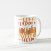 Mug La vie arrive, la poterie aide la poterie (Devant droit)