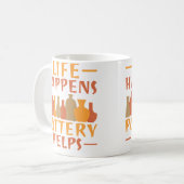 Mug La vie arrive, la poterie aide la poterie (Devant gauche)