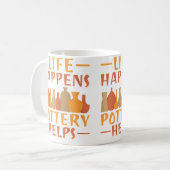 Mug La vie arrive, la poterie aide la poterie (Devant gauche)