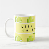 Mug La vie de balle de tennis est meilleure sur le cou (Gauche)