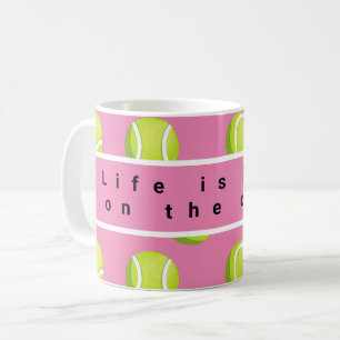 Mug La vie de balle de tennis est meilleure sur le cou