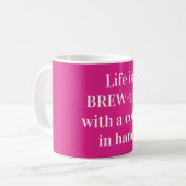 Mug La vie est brassée avec un café à la main (Devant gauche)