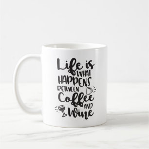 Mug La vie est ce qui se passe entre le café et le vin