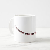 MUG "LA VIE EST COURTE. SOURIEZ PENDANT QUE VOUS AVEZ (Devant gauche)