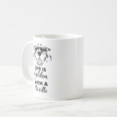 Mug La vie est dorée avec un Doodé, maman de chien (Devant gauche)