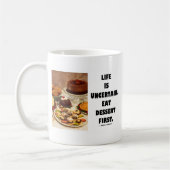 Mug La vie est incertaine. Mangez le dessert premier. (Gauche)