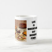 Mug La vie est incertaine.  Mangez le dessert premier. (Centre)