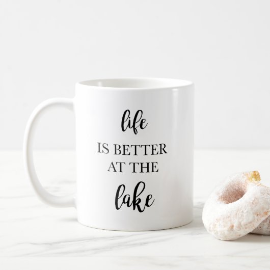 Mug La vie est meilleure à Lake Mountain Living (Avec donut)